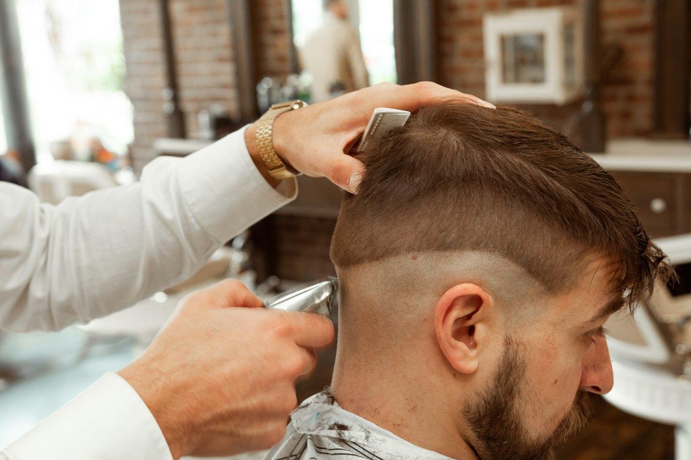 Frisch ausgeblendeter Herrenhaarschnitt mit Undercut