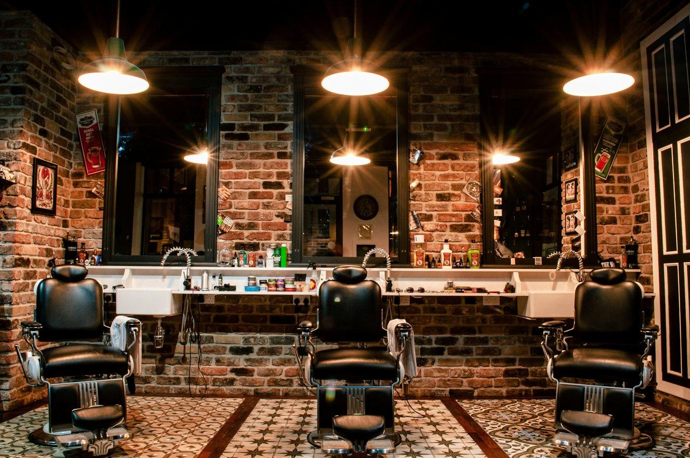 Salon von Klinge & Kamm mit klassischen Barbierstühlen